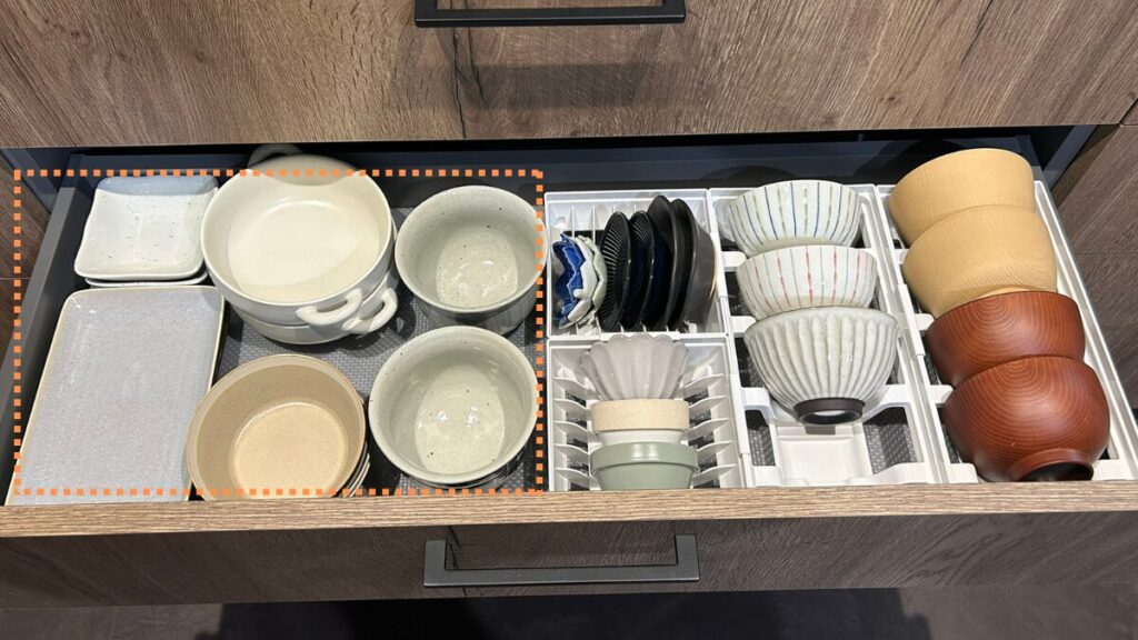 茶碗や小皿を収納したキッチンカップボード