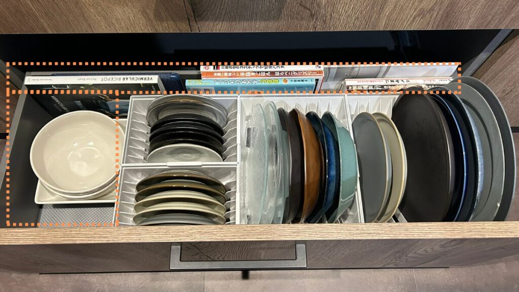 平皿やレシピ本を収納したキッチンカップボード