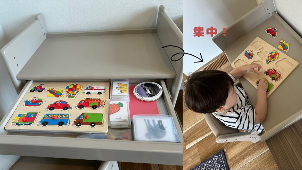 キッズデスクに座って集中してパズルで遊ぶ1歳児