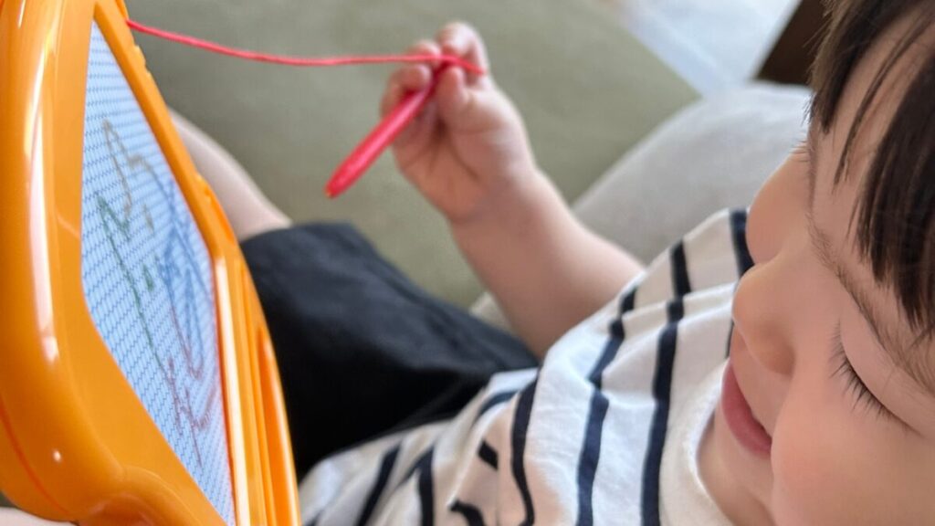 からふるおえかきボードで遊ぶ1歳児