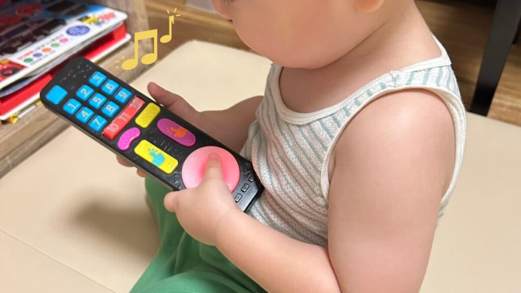 1歳児ドはまり！ボタンを押すと音が鳴ったりぴかぴか光るリモコンのおもちゃ。